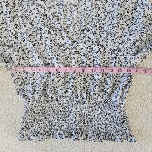 Melrose And Market V Neck Ruched Flutter Sleeve Floral Print Crop Top Size S - Picture 9 of 10